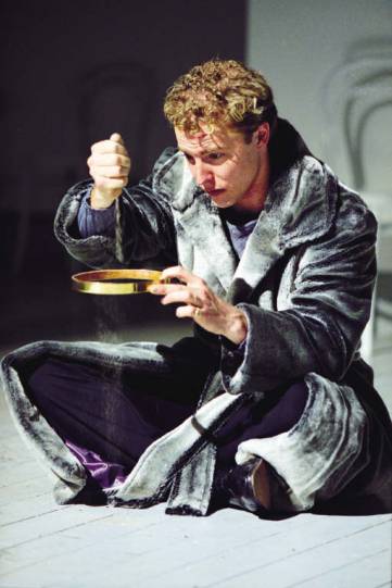 Sam West as Richard II, 2000, courtesy RSC/Manuel Harlan