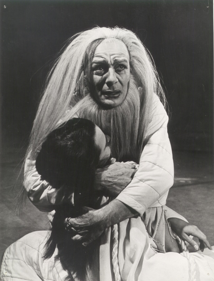 king-lear_-1955_-lear-and-cordelia-_photo-by-angus-mcbean-_c_-rsc_73626