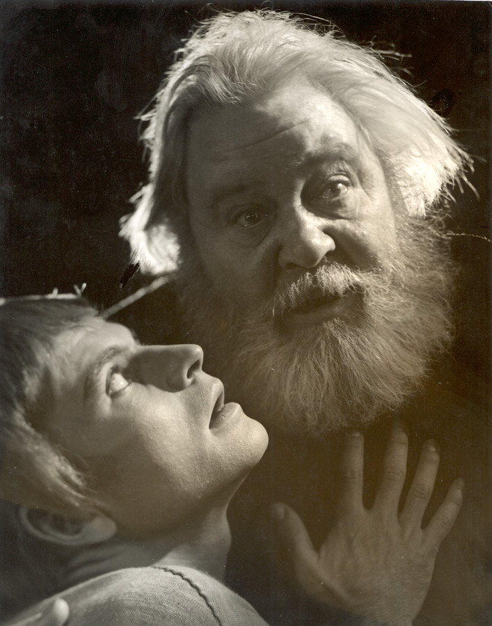 king-lear_-1959_-the-fool-and-lear_1959_photo-by-angus-mcbean-_c_-rsc_126963